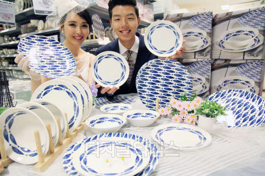 30일 이마트 용산점에서 모델들이 실속형 혼수용 그릇 세트인 '처칠 시에니 디너 4인 세트'를 선보이고 있다. 이마트는 혼수철을 맞아 오는 14일까지 2주간 전국 점포에서 해외에서 직접 들여온  혼수 그릇세트를 기존가 대비 20% 가량 저렴한 가격에 판매한다. 이마트 제공